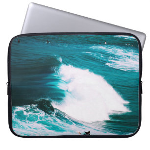 HOUSSE POUR ORDINATEUR PORTABLE PERSONNE EN SURBORD AVEC VAGUES OCÉANIQUES