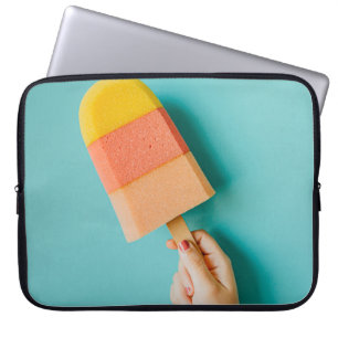 Housse Pour Ordinateur Portable Personne tenant un coquelicot jaune et rose