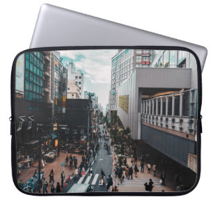 HOUSSE POUR ORDINATEUR PORTABLE PERSONNES DANS LES RUES DE LA VILLE EN JOURNÉE