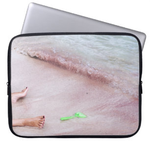 Housse Pour Ordinateur Portable Person's foot beside green shovel on seashore