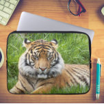 Housse Pour Ordinateur Portable Photo de la faune du tigre de Sumatran<br><div class="desc">Protégez votre ordinateur portable avec cette pochette zippée qui présente l'image d'un magnifique Tigre de Sumatran,  une espèce animale menacée. Le dos de la manche est noir. Sélectionnez la taille de la manche de votre ordinateur portable.</div>