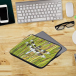 Housse Pour Ordinateur Portable Photo de libellule d'écrémage blanc commun<br><div class="desc">Pour les amoureux de la nature ! Manche portable à fermeture éclair,  protectrice,  qui présente l'image d'une libellule de Common Whitetail,  également connue sous le nom de Skimmer à longue queue. Sélectionnez la taille de la manche de votre ordinateur portable.</div>