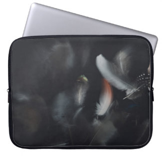 HOUSSE POUR ORDINATEUR PORTABLE PIÈCE BLANCHE ET NOIRE SUR ARRIÈRE - PLAN NOIR