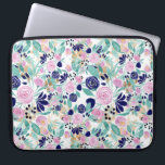 Housse Pour Ordinateur Portable Pink Navy Blue Gold<br><div class="desc">his elegant and pretty designs depicts-hand-painted blush pink, navy blue, and seafoam green watercolor flowers and leaves witfaux printed gold foil floral silhouettes on top of a white background. C'est moderne, girly, feminine, country, et original. Stylize with this hand-painted design done by the artist of La Femme, Rachel Matheney. ***NOTE...</div>