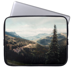HOUSSE POUR ORDINATEUR PORTABLE PINS VERTS SUR LA MONTAGNE SOUS LES NUAGES BLANCS