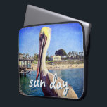 Housse Pour Ordinateur Portable Plage Pier Pelican Bird Photo Jour du Soleil Citat<br><div class="desc">Cet heureux pélican perché sur une balade surplombant une plage californienne crie "prêt pour les vacances". Retournez à la brise chaude de l'océan chaque fois que vous utilisez cette photo colorée poche ordinateur portable en néoprène. Cette pochette pour ordinateur portable est disponible en trois tailles : 15", 13" et 10"....</div>