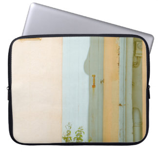 HOUSSE POUR ORDINATEUR PORTABLE PLANTE VERT AVEC VASE CÉRAMIQUE À CÔTÉ DU BOIS BLA