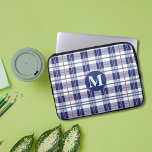 Housse Pour Ordinateur Portable Plat de monogramme rouge, blanc et bleu<br><div class="desc">Protégez votre ordinateur portable avec cette pochette d'ordinateur portable tendance,  plaid,  en rouge,  blanc et bleu. C'est une pochette amusante pour ordinateur portable pour quelqu'un qui est patriote,  aime les couleurs rouge,  blanc et bleu ou motifs plaid. La lettre monogramme est personnalisable et ferait un grand cadeau personnalisé.</div>