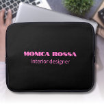 Housse Pour Ordinateur Portable Professionnel Simple Moderne Neon Rose Noir<br><div class="desc">Manche de l'ordinateur portable minimaliste Clean Black Soli Color Arrière - plan et Neon Pink. Personnalisez pour votre usage personnalisé. Design classique | Produit élégant | Couleurs tendance | Design et mode | Conception professionnelle</div>