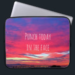 Housse Pour Ordinateur Portable Punch Aujourd'Hui Dans Le Visage Hot rose Bleu Cou<br><div class="desc">Parfois, chaque jour, vous n'avez qu'à commencer à vous battre ! "Punch aujourd'hui au visage", parce que tout est possible une fois que vous y mettez votre esprit. Profitez de cette pochette d'ordinateur portable en néoprène avec une photo d'un lever de soleil époustouflant de roses chaudes, d'oranges, de violets et...</div>