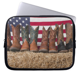 Housse Pour Ordinateur Portable Rangée des bottes de cowboy sur la meule de foin
