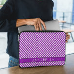 Housse Pour Ordinateur Portable Rayures violettes modernes<br><div class="desc">Ajoutez une touche élégante et élégante à votre technologie grâce à ce Manche Ordinateur Portable Modern Purple Stripes. Doté d'une conception contemporaine de rayures violettes audacieuses et subtiles, ce manchon dégage élégance et sophistication, ce qui en fait l'accessoire parfait pour le travail, l'école ou le voyage. Fabriqué en néoprène léger...</div>