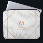 Housse Pour Ordinateur Portable Regard de marbre | blanc géométrique d'or rose de<br><div class="desc">Caractéristiques de conception ce élégantes que les lignes géométriques d'un or rose moderne de faux modèlent sur un arrière - plan de marbre blanc de regard. Personnalisez avec votre initiale et nom en texte assorti.</div>