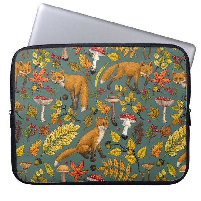 Housse Pour Ordinateur Portable Renard d'automne sur pin vert (Devant)