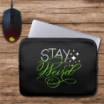 Housse Pour Ordinateur Portable Restez Étrange Motivation Cosmique Quirky Phrase<br><div class="desc">Ajoutez une touche de personnalité audacieuse à ce design "Stay Weird" animé, écrit à la main par l'artiste et accentué d'étoiles magiques. Le contraste de lettres vert néon et blanc s'oppose à un arrière - plan noir profond, créant une pièce visuellement frappante et édifiante pour quiconque ose être différent. Que...</div>