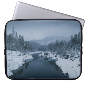 HOUSSE POUR ORDINATEUR PORTABLE RIVIÈRE ENTOURÉE D'UN CHAMP DE NEIGE COUVERT DE PI