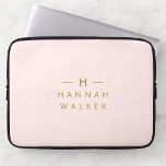 Housse Pour Ordinateur Portable Rose clair monogramme | Élégant minimaliste Or<br><div class="desc">Un design simple et élégant monogramme personnalisé dans une typographie dorée moderne minimaliste sur un élégant arrière - plan rose pastel. Les initiales et le nom du monogramme peuvent facilement être personnalisés avec la ligne de fonction pour rendre un design aussi unique que vous êtes! Le cadeau ou accessoire sur...</div>