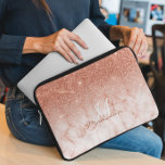 Housse Pour Ordinateur Portable Rose Gold Glitter ombre marbre Monogramme<br><div class="desc">Cette conception peut être personnalisée dans la zone prévue en changeant la photo et / ou le texte. Ou elle peut être personnalisée en cliquant sur Personnaliser ce modèle, puis en choisissant l'option cliquer pour personnaliser davantage et supprimer ou changer la couleur de l'arrière-plan, ajouter du texte, changer la couleur...</div>