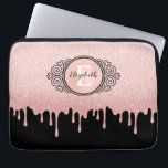 Housse Pour Ordinateur Portable Rose noir fille Parties scintillant d'or  Monogram<br><div class="desc">Une parties scintillant en or noir et rose porte un manche portable avec un élégant monogramme de défilement. Personnalisez-le pour vous-même ou pour un cadeau ! Conçu pour vous par Blackberry Boulevard.</div>