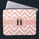 Housse Pour Ordinateur Portable Rose Rose Or Faux Foil Blanc Chevron Monogramme<br><div class="desc">Protégez votre ordinateur portable avec élégance et élégance grâce à cette jolie pochette rose. Le design est composé d'un motif et d'une bande zig-zag en feuille d'or blanc et faux rose, ainsi que de votre monogramme personnalisé dans une police de typographie noire simple et moderne. Ce coque d'ordinateur design et...</div>