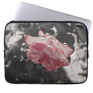 Housse Pour Ordinateur Portable Rose rose sur noir et blanc photo Arrière - plan