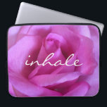 Housse Pour Ordinateur Portable Rose violet photo Inhale Citation moderne Gras<br><div class="desc">Une photo de fond d'une rose violet-rose vif donne envie de "s'arrêter et sentir les fleurs". Détendez-vous et respirez la beauté de cette photographie chaque fois que vous utilisez cette étonnante pochette d'ordinateur portable en néoprène photographie. Cette pochette pour ordinateur portable est disponible en trois tailles : 15", 13" et...</div>