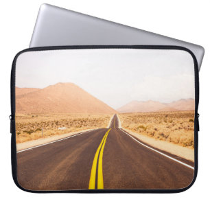 HOUSSE POUR ORDINATEUR PORTABLE ROUTE NOIRE ASPHALTE AU MILIEU DU CHAMP BROWN