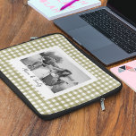 Housse Pour Ordinateur Portable Sage Green En vichy Plaid Photo personnalisée<br><div class="desc">Téléchargez votre propre photo et ajoutez votre propre texte personnalisé pour créer votre propre cadeau de keepsaké. Votre photo et votre légende sont placées à l'intérieur d'un cadre blanc contre un joli arrière - plan vert sage en vichy plaid.</div>