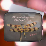 Housse Pour Ordinateur Portable Sauvage de la libellule d'or et Manche d'ordinateu<br><div class="desc">Cette belle manche pour ordinateur portable cite Henry David Thoreau "Toutes les bonnes choses sont sauvages et libres". Ses couleurs terreuses d'or, de marron, de taupe et de rose seront un rappel naturel de vivre pleinement et d'apprécier chaque instant comme cette libellule dorée avec ses ailes iridescentes largement répandues. Les...</div>