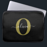 Housse Pour Ordinateur Portable Script de monogramme personnalisé Nom Noir Blanc O<br><div class="desc">Ce monogramme élégant et ce nom de style peuvent être offerts en cadeau pour un anniversaire, un mariage, une douche de mariée, un anniversaire, la fête des mères ou toute autre occasion. Il peut être personnalisé avec l'initiale et le nom de la personne. Vous pouvez changer la police, la couleur...</div>