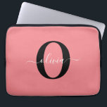 Housse Pour Ordinateur Portable Script de nom de monogramme personnalisé Noir Blan<br><div class="desc">Cette conception élégante de monogramme et de nom de script stylisé peut être offerte en cadeau pour un anniversaire, un mariage, une douche de mariée, un anniversaire de mariage, la fête des mères ou toute autre occasion. Il peut être personnalisé avec l'initiale et le nom de la personne. Vous pouvez...</div>