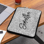 Housse Pour Ordinateur Portable Script de pinceau noir Parties scintillant argent<br><div class="desc">Créez votre propre parties scintillant gris argent de luxe fax avec nom ou monogramme. Customisez le style et la taille de la calligraphie de police du script de pinceau noir. Déplacez,  dupliquez ou supprimez le faux graphique scintillant.</div>