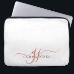 Housse Pour Ordinateur Portable Script en terre cuite Monogramme Initiales minimal<br><div class="desc">Un script chic et moderne en terre cuite initialise le monogramme sur blanc,  avec un script dramatique initial avec des swashes et votre nom complet dans un type serif moderne.</div>