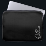 Housse Pour Ordinateur Portable Script moderne Nom personnalisé Portable Sleeve<br><div class="desc">Cadeaux de nom minimaliste moderne personnalisé Ce design présente un nom personnalisé en blanc moderne écriture script police sur arrière - plan noir. Parfait pour lui comme cadeaux de vacances,  cadeaux de fête des pères et cadeaux pour toute occasion spéciale.</div>