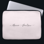 Housse Pour Ordinateur Portable Script rose pâle moderne et minimaliste Nom person<br><div class="desc">Un design simple et élégant de typographie de nom personnalisé dans une police de script décontracté en noir frappant sur rose pastel clair. L'article parfait pour le minimaliste branché. Un cadeau ou accessoire sur mesure tendance pour toute occasion. Debra Valencia, une visionnaire artiste motif de surface, créatrice de produits et...</div>