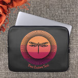 Housse Pour Ordinateur Portable Silhouette libellule dans le coucher de soleil rét<br><div class="desc">Silhouette Dragonfly in Retro Sunset. Protégez votre ordinateur portable avec cette belle disposition d'une libellule de silhouette sur un coucher de soleil rétro rose foncé, orange et doré. Ce coque de libellule peut être personnalisé avec votre nom ou votre texte ! Le design artistique présente la silhouette antique d'une libellule...</div>