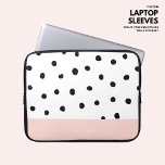Housse Pour Ordinateur Portable Simple moderne rose pâle point Polka personnalisé<br><div class="desc">Utile et chic... qu'est-ce qu'une fille pourrait vouloir de plus ? Faites ce simple et moderne manche d'ordinateur portable rose vif exclusivement à vous achetez personnalisation avec votre nom.</div>