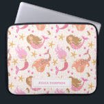 Housse Pour Ordinateur Portable Sirène rose mignonne personnalisée<br><div class="desc">Un mignon motif de sirène rose orne cette manche d'ordinateur portable. Personnalisez-le avec votre nom. Fait un cadeau amusant pour une fille. Conçu pour vous par Blackberry Boulevard.</div>