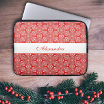 Housse Pour Ordinateur Portable Snowflakes Motif de Noël Personnalisé Rouge<br><div class="desc">Ce design élégant,  luxueux,  unique et complexe présente un motif damassé de flocons de neige dans les couleurs rouge,  blanc et bleu avec votre nom personnalisé. Ce coque portable est un excellent cadeau de Noël pour votre famille et vos amis.</div>