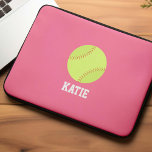 Housse Pour Ordinateur Portable Softball Personnalisé fille<br><div class="desc">Conception personnalisée de ventilateur de balle molle pour filles.</div>