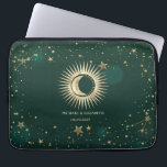 Housse Pour Ordinateur Portable Soleil Or Céleste Et Étoiles Lune Vert<br><div class="desc">Soleil et lune d'or céleste,  étoiles sur un arrière - plan vert.</div>
