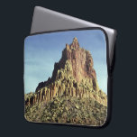 Housse Pour Ordinateur Portable Sommet de Rock Mountain<br><div class="desc">Dans le Parc National du Capitole Reef pittoresque à Torrey, dans l'Utah, un sommet de roche s'étend au-dessus d'une couche de nuages fins dans le ciel bleu. Le pic est composé de couches de roches angulaires rouges, bronzées et couleur sable. Le sommet repose sur une base de terre, recouverte de...</div>