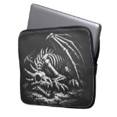 Housse Pour Ordinateur Portable Squelette de dragon — par BurnsInHell (devant gauche)