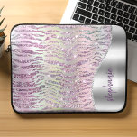 Housse Pour Ordinateur Portable Stripes de tigre diamant rose brillant personnalis<br><div class="desc">Ce design chic présente une image numérique composée de puces de diamants brillantes et irisées disposées dans un motif imitant des bandes de tigre dans des tons chatoyants de rose et de violet. Une image de feuille d'argent sur la droite en forme d'onde bordée de faux parties scintillant d'argent fournit...</div>