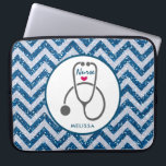 Housse Pour Ordinateur Portable Stylish Grey Nuring Stethoscope sur Blue Chevron<br><div class="desc">Manche d'ordinateur portable avec "Nurse" écrit dans une police de caractères cool avec un petit coeur rouge en dessous. Conçu avec une simple illustration de stéthoscope gris. Motif de parties scintillant en faux chevron bleu. La parties scintillant est une image de parties scintillant qu'elle n'est pas réelle.</div>