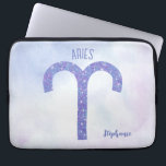 Housse Pour Ordinateur Portable SYMBOLE D'Astrologie Pretty Aries Personnalisé Pur<br><div class="desc">Cette jolie pochette d'ordinateur portable Aries en violet et lavande personnalisées présente votre signe astrologique du Zodiac dans un beau éclat comme les constellations. Customisez ce cadeau mignon avec votre nom dans une belle écriture cursive pour quelqu'un qui a un anniversaire fin mars ou début avril.</div>