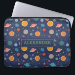Housse Pour Ordinateur Portable Système solaire avec Soleil et Planètes Personnali<br><div class="desc">Un système solaire moderne et amusant motif avec des planètes colorées,  des étoiles et des illustrations solaires contre un arrière - plan bleu foncé. Cette conception peut être personnalisée avec un nom ou monogrammé avec des initiales.</div>