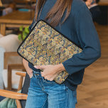 Housse Pour Ordinateur Portable Tapisserie de Faux Antique Colorée Motif Floral<br><div class="desc">Gardez votre nouvel appareil électronique à l'abri des coups de poing et des rayures avec ce boîtier de téléphone portable protecteur, fait avec un tissu de tapisserie contemporaine coloré classe à l'aspect design floral. Belle couverture moderne et cool pour le branchet tendance et amateur d'art branché, amoureux vintage de style...</div>