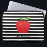 Housse Pour Ordinateur Portable Teacher Rouge Pomme rayures horizontales<br><div class="desc">Cette pochette d'ordinateur portable pour enseignant comporte un motif à rayures horizontales noir et blanc tendance accentué d'un graphique d'une pomme rouge et d'un texte personnalisé pour le nom de l'enseignant.</div>