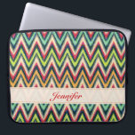 Housse Pour Ordinateur Portable Tons colorés Retro Chevron Motif Monogramme<br><div class="desc">Motif sans couture de chevron rétro coloré avec monogramme personnalisable et optionnel. Disponible sur d'autres produits.</div>